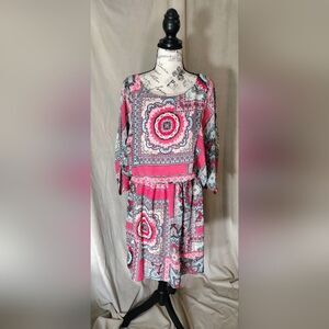 Signature by Robbie Bee Pullover Paisley Dress w/Self Belt. Size 8